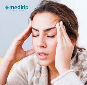 Mujer con dolor de cabeza crónico
