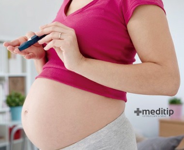 mujer embarazada midiendo el nivel de azúcar en la sangre