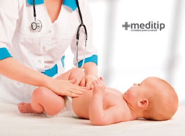 Examinación física y visual de un bebé