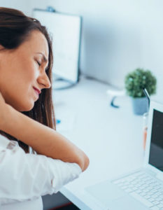 Mujer con dolor de cuello