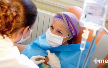 Tratamiento para el cáncer: niña con cáncer en quimioterapia