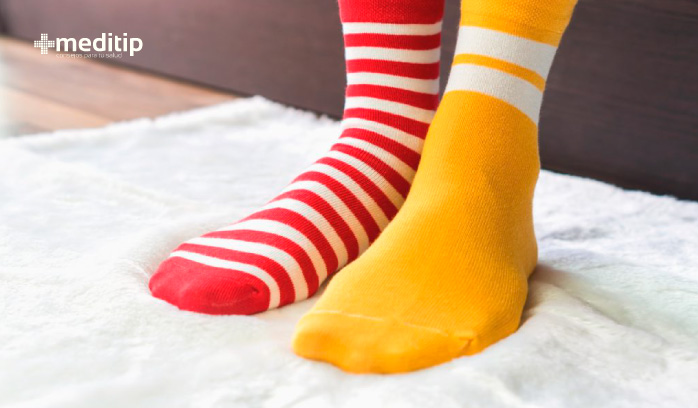 Por qué dan toques: calcetines de algodón sobre una alfombra