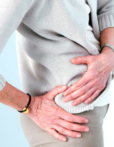 Bursitis en el adulto mayor: mujer de la tercera edad con dolor de cadera por bursitis