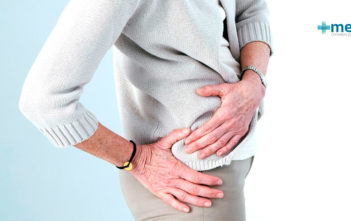 Bursitis en el adulto mayor: mujer de la tercera edad con dolor de cadera por bursitis