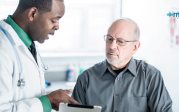 Caídas en adultos mayores: persona de la tercera edad en consulta después de una caída