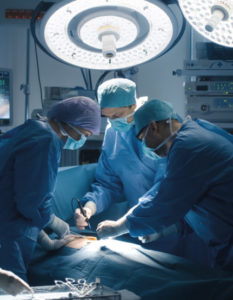 Cirujanos operando: cómo prepararse para una cirugía de ortopedia