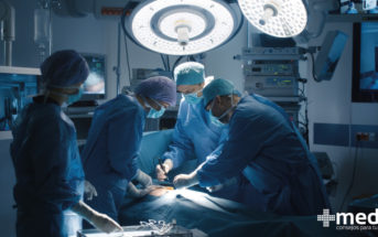 Cirujanos operando: cómo prepararse para una cirugía de ortopedia
