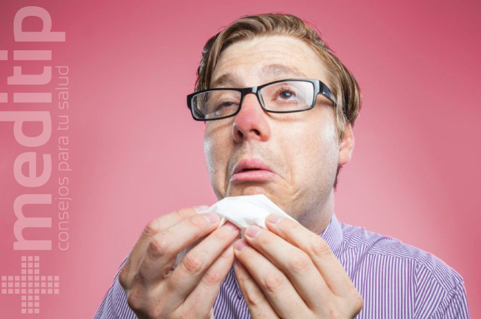 Hombre con síntomas de la rinitis alérgica y no alérgica: paroxismo de estornudos, ojos llorosos y secreciones nasales