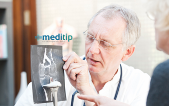 Beneficios de una prótesis ortopédica: cirujano explicando procedimiento de una prótesis de rodilla