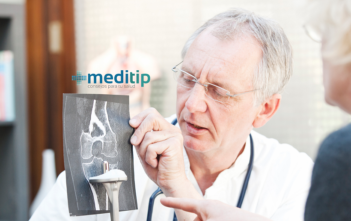 Beneficios de una prótesis ortopédica: cirujano explicando procedimiento de una prótesis de rodilla