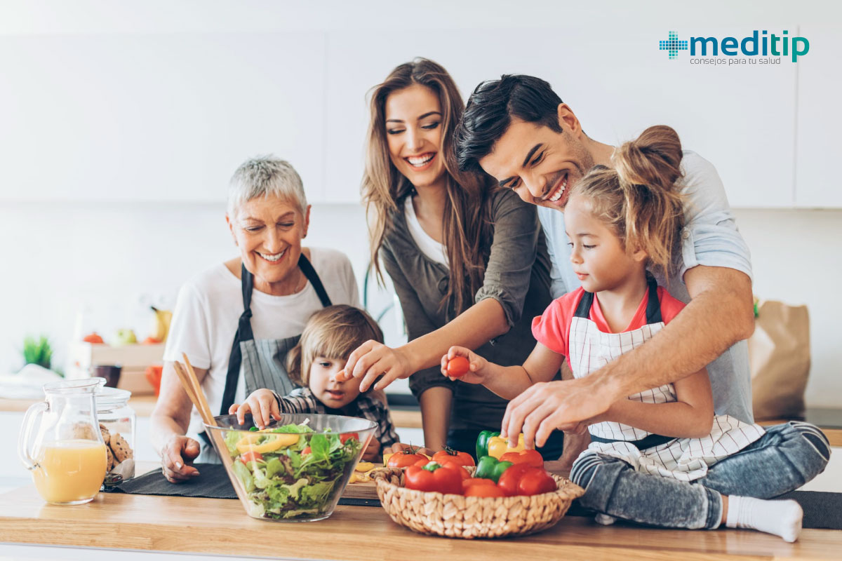Familia con hábitos saludables de alimentación