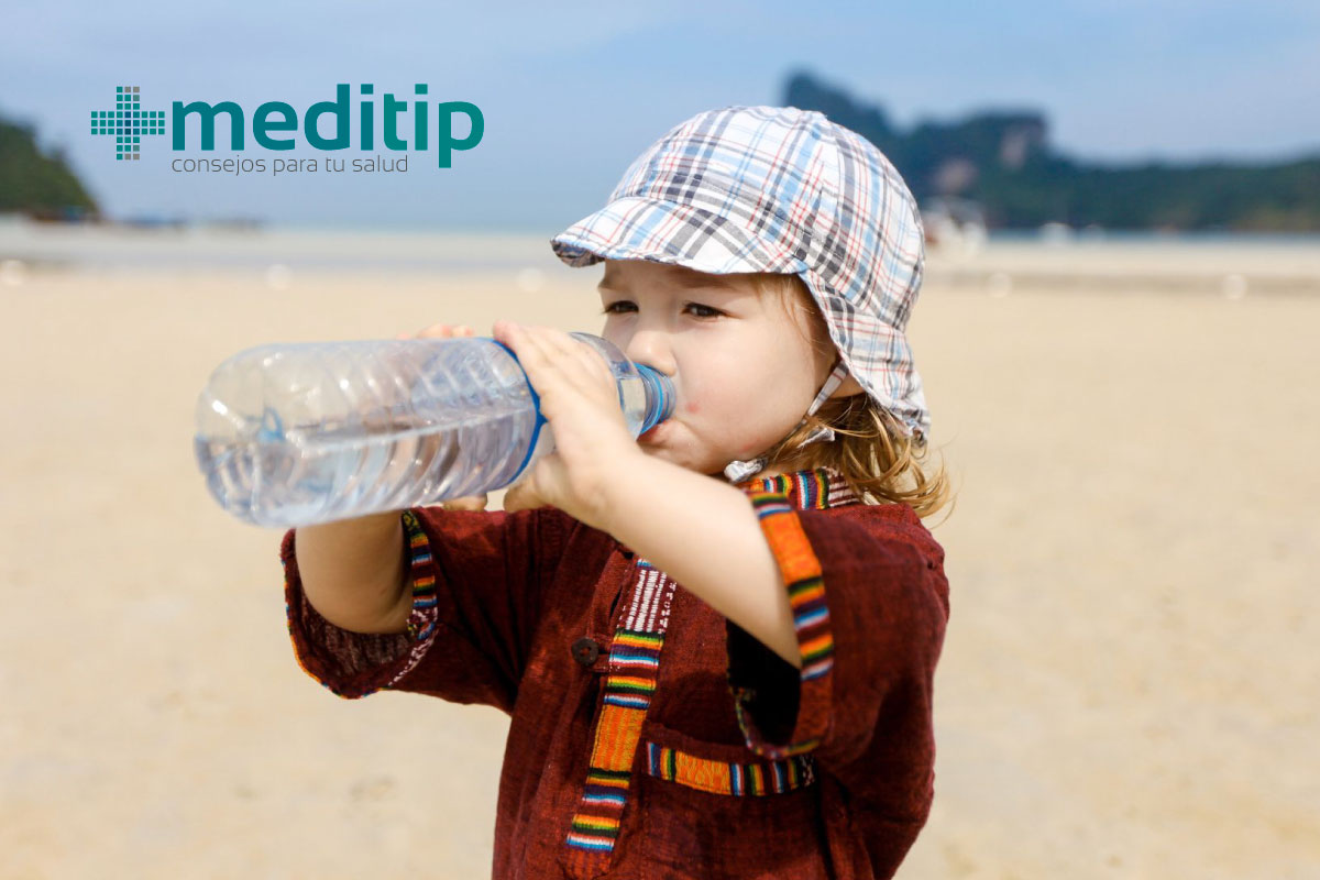 Niño con sed tomando agua: estar deshidratado es particularmente peligroso para los niños
