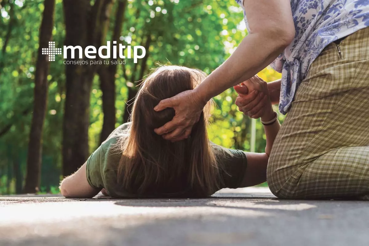 Tipos de crisis epilépticas: personas con epilepsia en el suelo recibiendo ayuda después de una convulsión