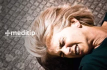 Mujer joven en una crisis de convulsiones por epilepsia - Meditip