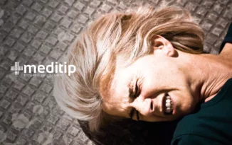 Mujer joven en una crisis de convulsiones por epilepsia - Meditip