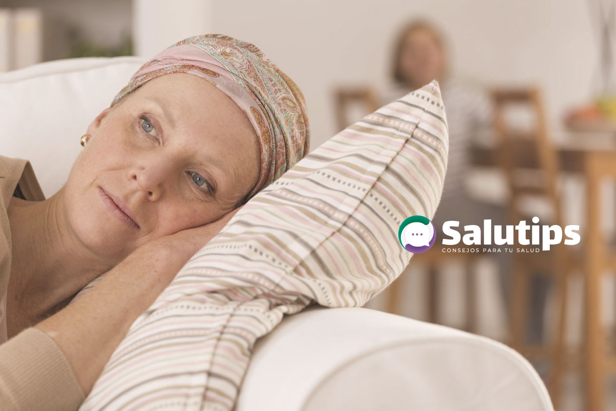 Mujer con cáncer descansado después de haber tenido una sesión de radioterapia- Salutips