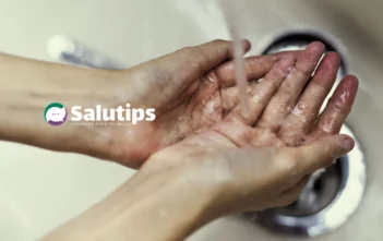 Paciente lavandose las manos para limpiar heridas
