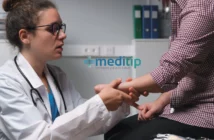 Médico revisando a persona con amputación de mano